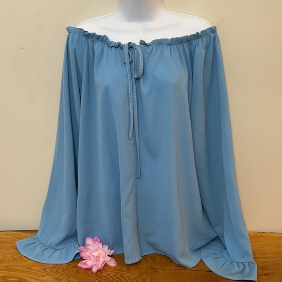 Clarisbelle Tops - 🌸Last Chance Donating Monday🌸 Clarisbelle off the shoulder blouse